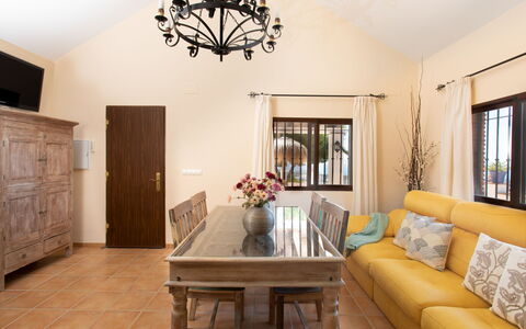 Ariadna: Pièce, Propriété, Design Intérieur, Meubles, Salon, Bâtiment, Mur, Plafond, Sol, Jaune