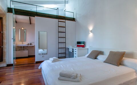 Sa Muralla: Chambre, Meubles, Pièce, Lit, Propriété, Design Intérieur, Cadre De Lit, Drap De Lit, Bâtiment, Plafond