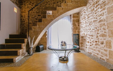 Sa Muralla: Propriété, Bâtiment, Bois, Design Intérieur, Table, Sol, Sol, Salon, Brickwork, Salle