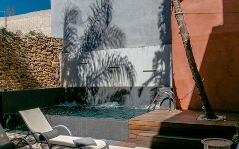 Sa Muralla: Propriété, Meubles, L'Eau, Plante, Bleu Azur, Mobilier De Jardin, Design Intérieur, Architecture, Bâtiment, Ombre