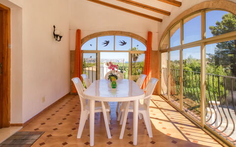 Villa Bramble: Table, Plante, Meubles, Bâtiment, Chaise, Bois, Design Intérieur, Porte, Orange, Porche