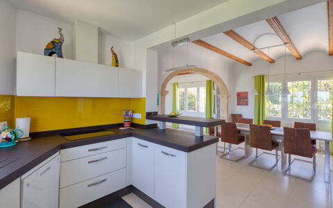Villa Bramble: Cabinetry, Meubles, Comptoir, Propriété, Évier, Robinet, Cuisine, Tiroir, Cuisinière, Design Intérieur
