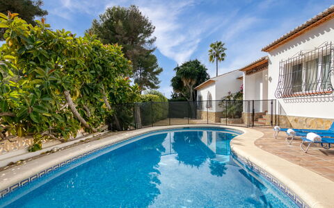 Villa Bramble: L'Eau, Nuage, Ciel, Plante, Jour, Propriété, Bâtiment, Piscine, La Nature, Bleu Azur