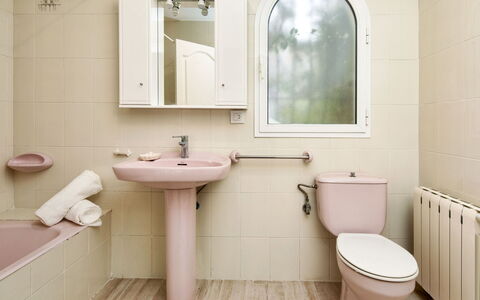Villa Bramble: Miroir, Robinet, Lavabo, Luminaire Plomberie, Évier, Propriété, Photographier, Violet, Vert, Salle De Bains
