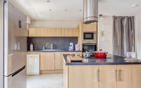 Les Jardins de Phebus: Cabinetry, Comptoir, Pièce, Propriété, Cuisine, Meubles, Design Intérieur, Bâtiment, Maison, Domicile