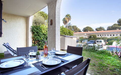 La Calmeraie: Plante, Bâtiment, Propriété, Vaisselle, Table, Ciel, Fenêtre, Architecture, Design Intérieur, Plante D'Appartement