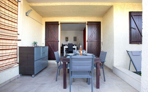 La Calmeraie: Meubles, Table, Chaise, Bâtiment, Bois, Salon, Plante D'Appartement, Sol, Sol