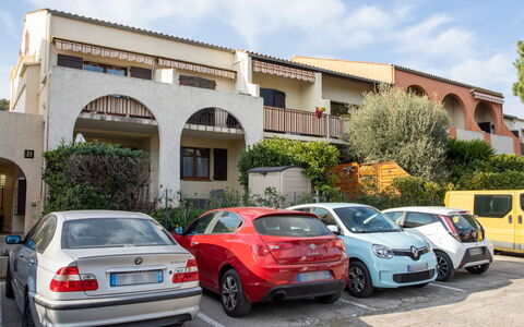 La Calmeraie: Roue, Voiture, Ciel, Nuage, Véhicule, Bâtiment