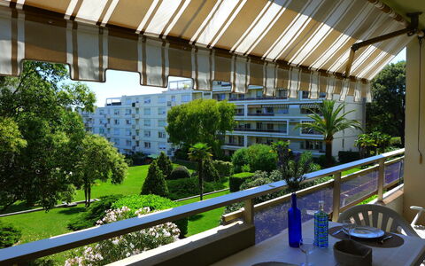 Le Vega: Architecture, Propriété, Bâtiment, Design Intérieur, Immobilier, Botanique, Maison, Conception, Toit, Condominium