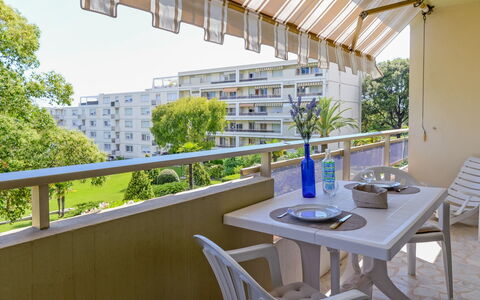 Le Vega: Propriété, Bâtiment, Pièce, Immobilier, Maison, Design Intérieur, Meubles, Balcon, Architecture, Domicile