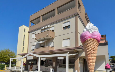 Rosolina Mare 900: Ciel, Bâtiment, Quartier, Arbre, Zone Résidentielle, Condominium, Façade, Ombre, Design Urbain, Bâtiment Commercial