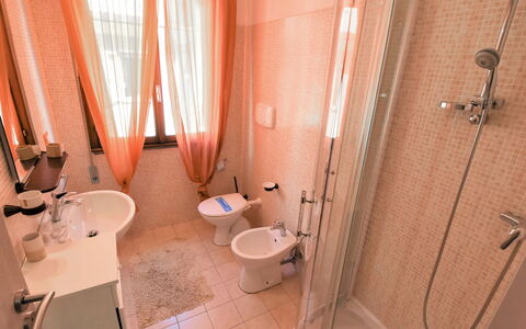 Rosolina Mare 900: Évier, Luminaire Plomberie, Propriété, Robinet, Lavabo, Bâtiment, Salle De Bains, Rideau, Design Intérieur, Sol