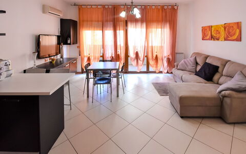 Rosolina Mare 900: Table, Meubles, Propriété, Canapé, Cadre, Bâtiment, Éclairage, Confort, Design Intérieur, Sol