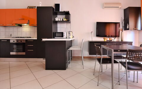 Rosolina Mare 900: Cabinetry, Comptoir, Table, Bâtiment, Cuisinière, Appareil De Cuisine, Électroménager, Bois, Cuisine, Sol