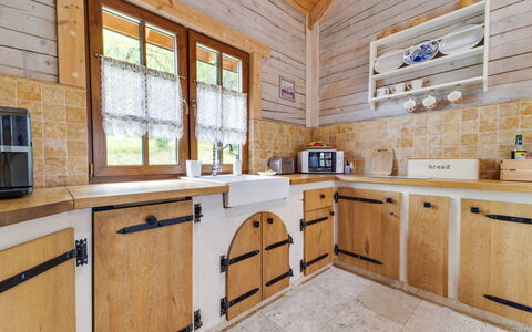 Bieszczady Chata: Cabinetry, Comptoir, Meubles, Propriété, Fenêtre, Bois, Cuisine, Tiroir, Évier, Design Intérieur