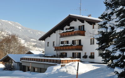 Tschagguns 614: Ciel, Bâtiment, Neige, Propriété, Montagne, Fenêtre, Maison, Pente, Arbre, Plante