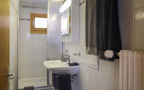 Haus Chumma Apt1: Miroir, Évier, Propriété, Robinet, Luminaire Plomberie, Lavabo, Salle De Bains, Violet, Rideau