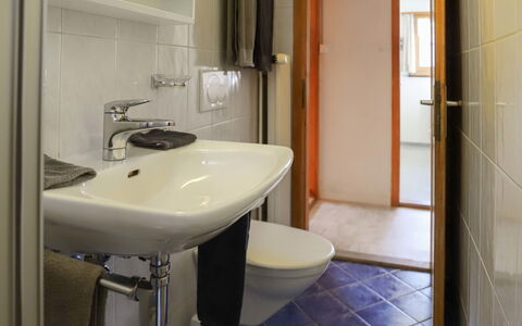 Haus Chumma Apt1: Évier, Robinet, Luminaire Plomberie, Lavabo, Miroir, Salle De Bains, Bâtiment, Design Intérieur