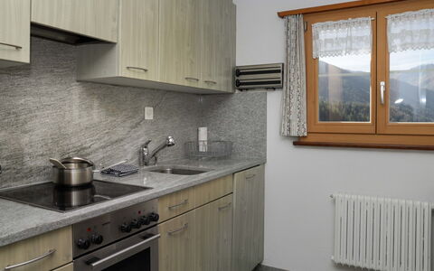 Haus Chumma Apt1: Cabinetry, Evier, Évier, Comptoir, Propriété, Bâtiment, Robinet, Fenêtre, Bois, Cuisine