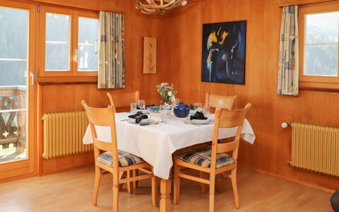 Haus Chumma Apt1: Meubles, Table, Propriété, Fenêtre, Chaise, Bois, Textile, Bâtiment, Design Intérieur, Éclairage