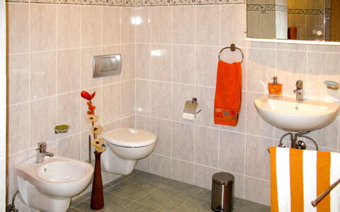 Salz: Robinet, Luminaire Plomberie, Évier, Lavabo, Propriété, Bâtiment, Salle De Bains, Noir, Bleu, Violet