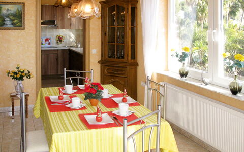Salz: Table, Meubles, Propriété, Fleur, Plante, Cabinetry, Chaise, Comptoir, Vaisselle, Bois