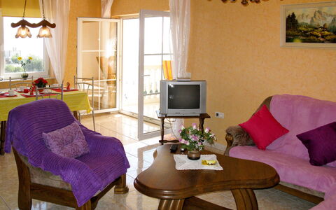 Salz: Table, Cadre, Canapé, Propriété, Meubles, Confort, Plante D'Appartement, Salon, Violet, Bois