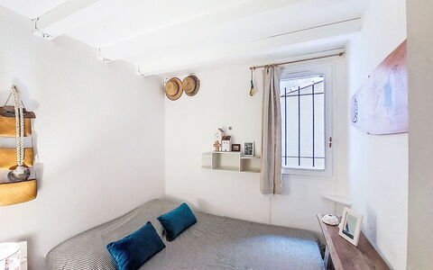 Santa Marina: Lit, Meubles, Chambre, Design Intérieur, Literie, Mur, Drap De Lit, Linge, Pièce, Sol