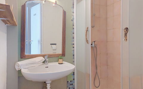 Santa Marina: Salle De Bains, Lavabo, Luminaire Plomberie, Mur, Design Intérieur, Évier, Miroir, Sol, Sol, Robinet