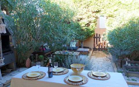 Santa Marina: Table, Plante, Vaisselle, Propriété, Meubles, Bleu Azur, Design Intérieur, Mobilier De Jardin, Nappe De Table, Vaisselle