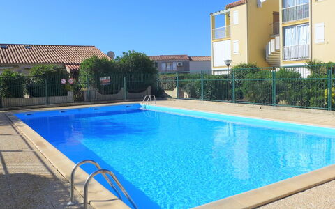 Santa Marina: L'Eau, Plante, Bâtiment, Propriété, Ciel, Piscine, Fenêtre, Bleu Azur, Rectangle, Ombre