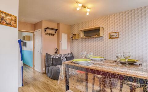 Le Gambetta: Propriété, Cabinetry, Meubles, Cadre, Comptoir, Bois, Ventilateur De Plafond, Design Intérieur, Table, Sol
