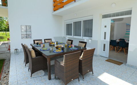 Pixie: Propriété, Pièce, Maison, Bâtiment, Table, Salle À Manger, Meubles, Immobilier, Design Intérieur, Domicile