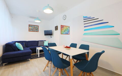 Pixie: Pièce, Meubles, Design Intérieur, Bleu, Propriété, Table, Turquoise, Sol, Immobilier, Salon