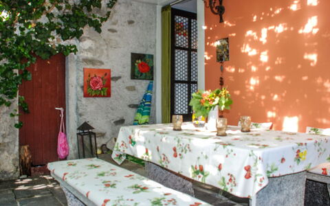 Verzaschina: Meubles, Plante, Propriété, Table, Décoration, Bâtiment, Fenêtre, Blanc, Vert, Design Intérieur