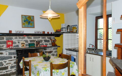 Verzaschina: Propriété, Étagère, Rayonnage, Design Intérieur, Table, Cabinetry, Bois, Cuisine, Mur, Bâtiment