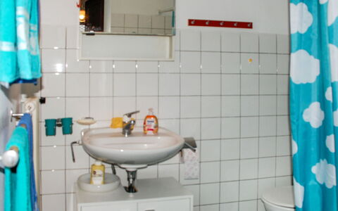 Verzaschina: Miroir, Robinet, Évier, Propriété, Luminaire Plomberie, Lavabo, Bleu, Vert, Violet, Salle De Bains
