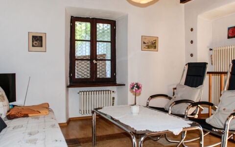 Verzaschina: Meubles, Propriété, Table, Fenêtre, Confort, Éclairage, Bois, Design Intérieur, Cadre, Salon