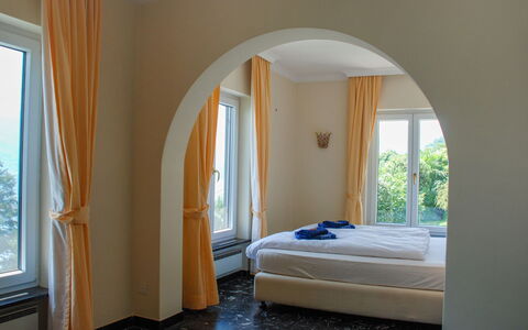 Panorama Lakeview Lago Maggiore: Pièce, Chambre, Meubles, Lit, Propriété, Mur, Design Intérieur, Plafond, Sol, Cadre De Lit
