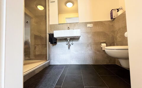 Nürburgblick: Robinet, Luminaire Plomberie, Évier, Propriété, Lavabo, Bâtiment, Miroir, Salle De Bains, Éclairage, Design Intérieur