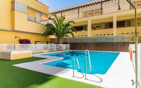 Carnaval: Bâtiment, Plante, Ciel, Piscine, L'Eau, Bleu Azur, Ombre, Mobilier De Jardin, Chaise, Maison