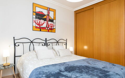 Sunny Tejita: Chambre, Lit, Meubles, Pièce, Propriété, Drap De Lit, Cadre De Lit, Design Intérieur, Literie, Mur