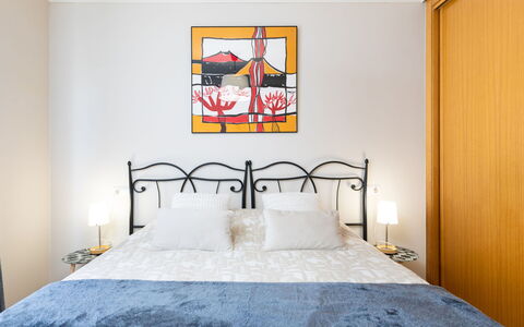 Sunny Tejita: Chambre, Pièce, Meubles, Lit, Propriété, Design Intérieur, Mur, Cadre De Lit, Jaune, Drap De Lit
