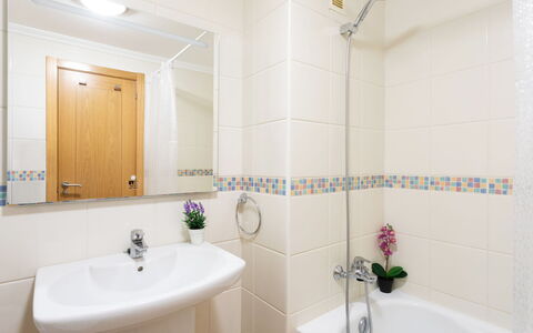 Sunny Tejita: Salle De Bains, Propriété, Pièce, Tuile, Immobilier, Design Intérieur, Robinet, Bâtiment, Architecture, Maison