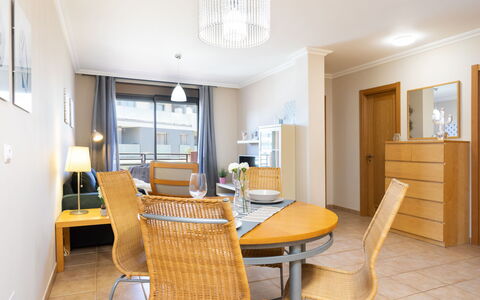 Sunny Tejita: Pièce, Propriété, Meubles, Design Intérieur, Bâtiment, Jaune, Maison, Salle À Manger, Table, Sol