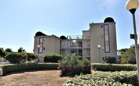 Les Portes de la Plage: Ciel, Plante, Bâtiment, Propriété, Fenêtre, Éclairage Public, La Nature, Nuage, Fleur, Lot Terre