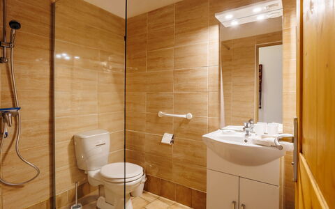 La Volte: Miroir, Propriété, Luminaire Plomberie, Évier, Salle De Bains, Tete De Douche, Design Intérieur, Architecture, Robinet