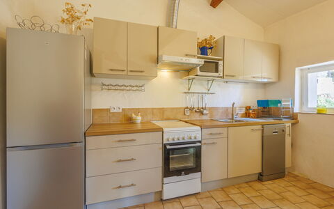 La Volte: Cabinetry, Bâtiment, Comptoir, Meubles, Propriété, Tiroir, Cuisine, Bois, Design Intérieur, Sol