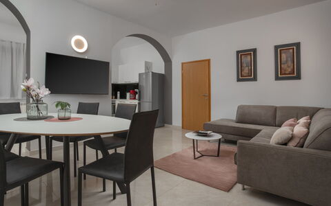 Villa Marina i: Pièce, Meubles, Design Intérieur, Propriété, Salon, Plafond, Sol, Table, Table Basse, Bâtiment