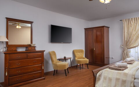 Villa Marina i: Pièce, Meubles, Ventilateur De Plafond, Propriété, Chambre, Sol, Lit, Dur, Design Intérieur, Parquet